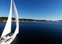 sejlbåd kroatien blå himmel havbugt sejl